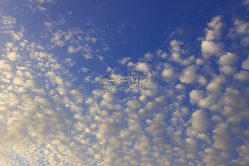 卷云在阳光明媚的和平日子早春日落前飘渺蓬松的卷层卷云和卷云的形成与蓝色图片