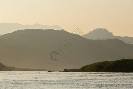 在湄公河从HuayXai经Pakbeng到老挝LuangPrabang的两天巡航图片