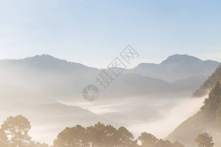 山景阴霾晨雾日出时山雾图片