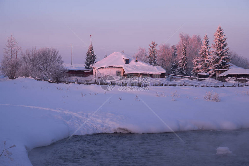 俄罗斯在鲁西伯利亚Koksha河岸上Altai村Semletka的俄罗斯住宅伊巴图片