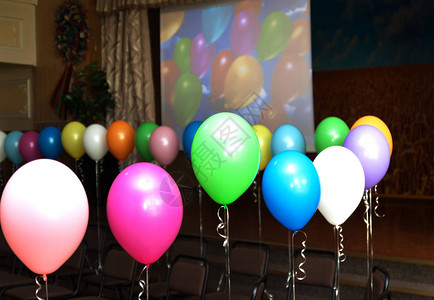 内部的节日装饰与多彩姿的气球图片