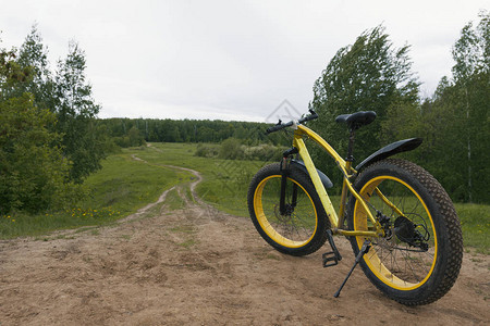 胖自行车夏日乡村脏自行车的后视图水图片