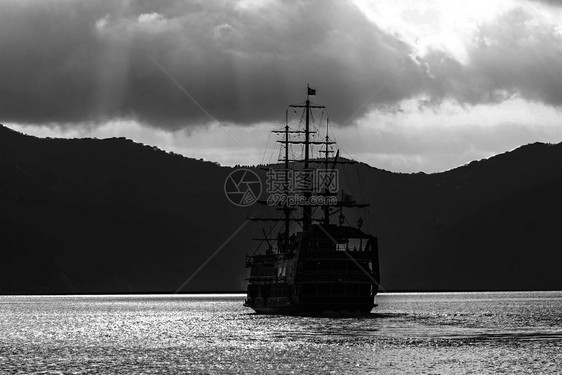 海盗旅游船在日本哈康赤湖Ashi湖黑白进程图片