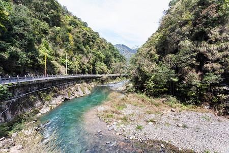 春季前往沿着河流到长城温泉的公路图片