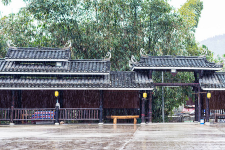 游三江侗族自治县城阳村民俗中心主广场春雨倾盆图片