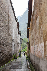 春雨之日在延秀县清平镇的狭小街道图片