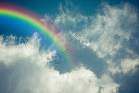 自然云层蓝天空和白云彩虹以图片