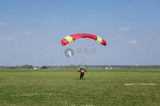 日落时蓝天上不明身份的空中跳伞降图片