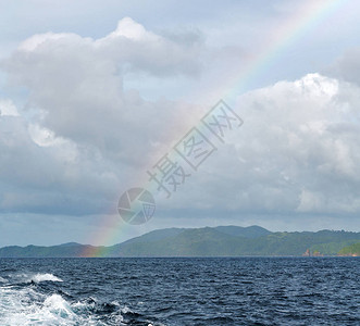 由船中发出的彩虹从海中降下从本源图片