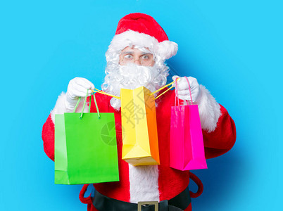 有趣的圣诞老人有一个乐趣与购物袋图片