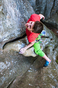 攀岩运动员爬上岩石背景