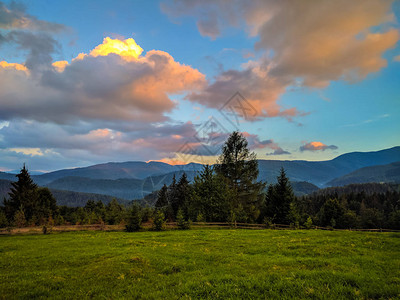 梦游仙境日落时的乌克兰喀尔巴阡山脉景观背景