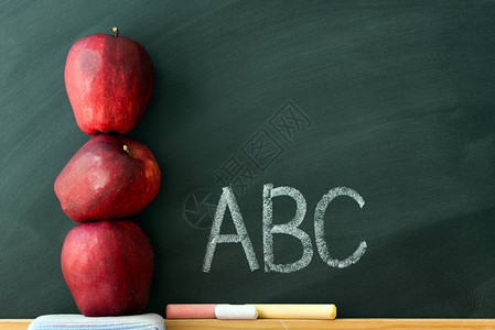 回到学校主题在黑板前用苹果图片