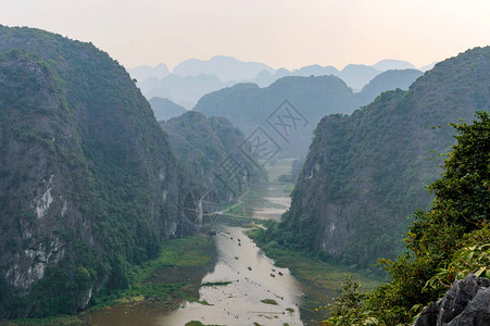 从HangMua寺的观点可以欣赏到稻田石灰岩和山顶宝塔的壮丽全景越南宁平旅行风景图片