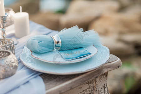 桌子上的眼镜节日餐桌布置婚礼装饰风格的餐桌布置餐桌装饰餐饮婚礼图片