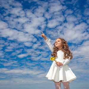 云中的小女孩小女孩走在云端和想的概念小女孩出现女孩图片