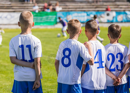 年轻男孩足球运动员球场上的青年足球运动员儿童运图片