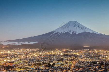 冬天的富士山和夜间的富士吉田镇图片