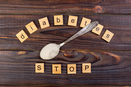 糖尿病停止块木字母和糖堆在勺子上预防图片