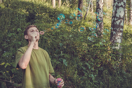 年轻人吹着肥皂泡山中夏图片