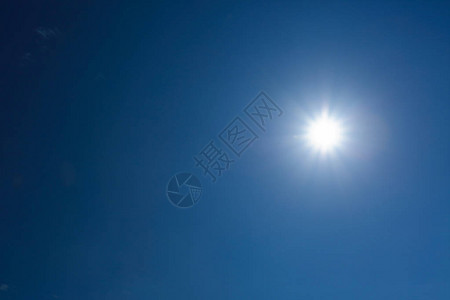 清蓝天空气背景的阳光线和清洁能源图片