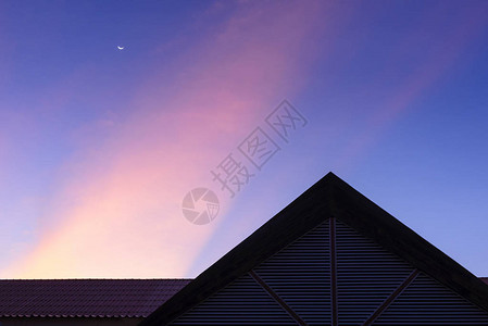 暮色天空下房屋建筑的剪影场景图片