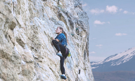 攀岩者爬在岩石墙上女人的动作很图片