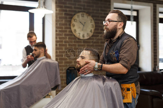 理发师在理发店为客户理发男美发沙龙图片