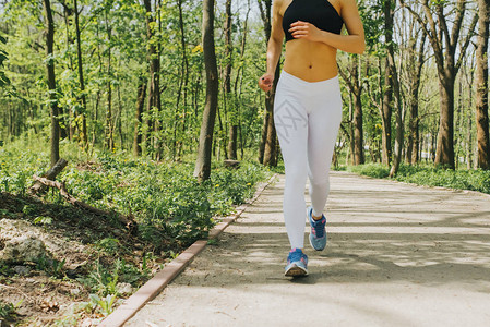 慢跑和步的女人与运动腿慢跑或在健康的生活方式概念中跑步图片