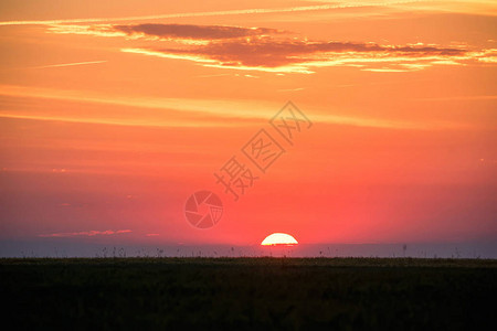 天线和日落或者在热带草原日落的橙图片