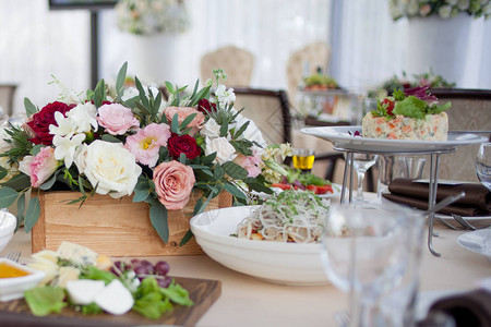 婚礼装饰餐厅的鲜花餐桌布置图片