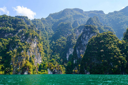 泰国苏拉特萨尼省肖索克公园RatchapraphaDam的美丽的山地湖水图片