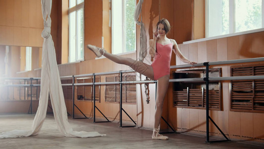 女孩芭蕾舞女在舞厅里图片