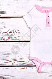 女婴短袖白色紧身衣裤婴儿女孩白色和粉红色纹理夏季紧身衣裤旧木背景高图片
