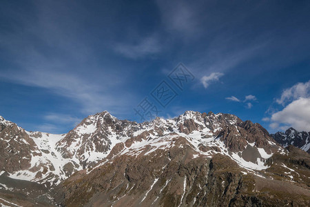 脉和蓝天的冬季景观滑雪徒步旅行冬季运动和登山等地活图片