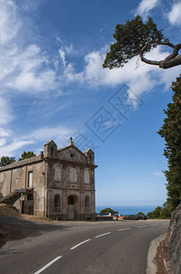 位于法国岛北部半岛科西嘉角中心的一座小天主教堂图片