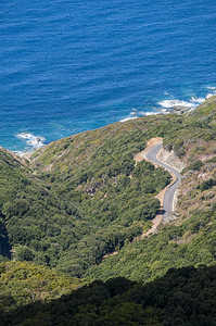 地中海地中海maquis和CapCorse西侧的蜿蜒道路图片
