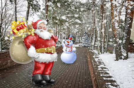 服装展览冬季公园在雪覆盖的树木和圣诞老人中带着礼物袋和背景