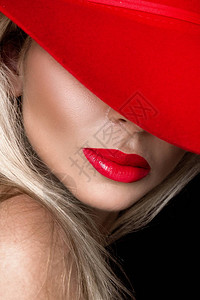 穿着红帽子的美丽金发美女红色和诱人的嘴唇图片