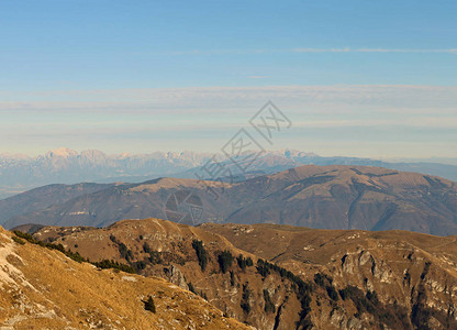 由意大利山顶的蒙特格拉帕MonteGrappa和意大利阿尔卑斯山脉图片
