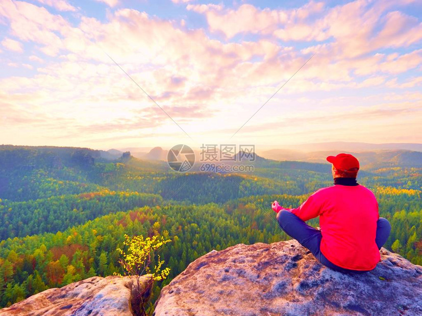 单身男子游客坐在摇滚帝国山谷上方有裸露的岩石山峰的观点在落基山脉的阳图片