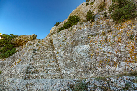 岩石上雕刻的古老楼梯的图片