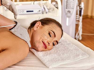 美容院银线手套的身体按摩女电刺激皮肤护理最好的水疗沙龙美容师戴着电手背景图片