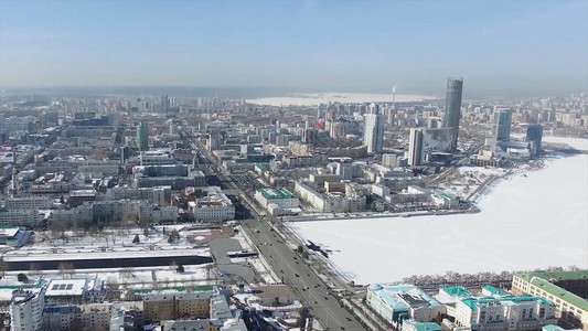 冬季景观在飘落的雪花下图片