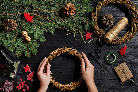 圣诞装饰制造商用自己的双手节日的圣诞花环新年庆典制作装饰品的大师班背景图片