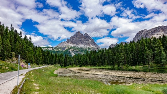 意大利多洛米提阿尔卑斯山的Lavaredo湖图片