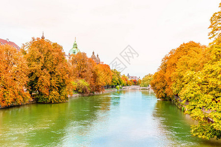 在慕尼黑的秋天风景中可以看到伊萨河一棵图片