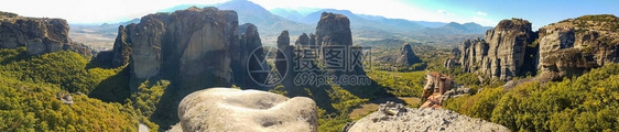 希腊Meteora岩石修道院建筑群的戏剧全景图片