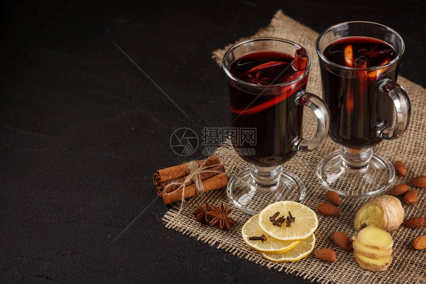 热红酒横幅深色背景上装有热红酒和香料的眼镜现代黑暗风格冬季圣诞节新年祝贺卡片销售传单咖啡馆邀请图片