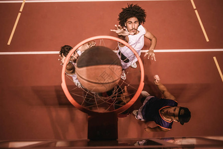 深陷巨大争议！每体：巴萨开始管控亚马尔的公开活动